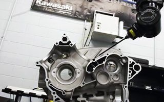 Analiza przypadku maszyny współrzędnościowej w Kawasaki — sonda REVO podczas pracy
