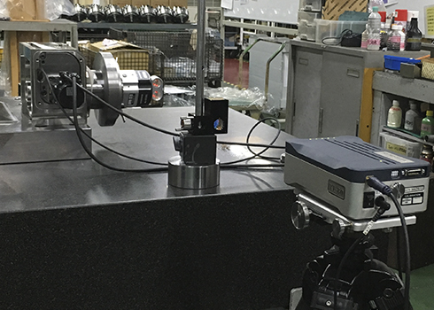 Kontrola jakości za pomocą kalibratora osi obrotowych XR20-W oraz systemu laserowego XL-80 firmy Renishaw