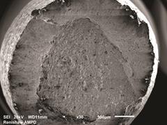 Pęknięcie powierzchni AM — obraz ze skaningowego mikroskopu elektronowego (SEM)