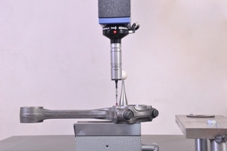 Wzorcowy korbowód produkowany w firmie Kishan Auto kalibrowany na maszynie współrzędnościowej
